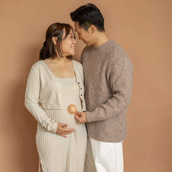 pregnant couple holding ovarium conception cup